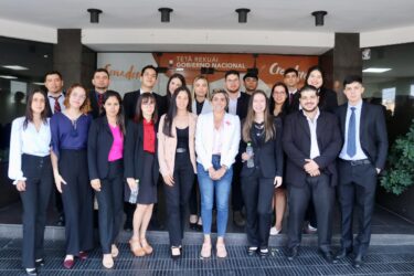 Alumnos de la UNE fueron recibidos por la Ministra de la Juventud