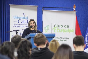 Ministra conversó sobre “Políticas Públicas” con jóvenes de Itapúa