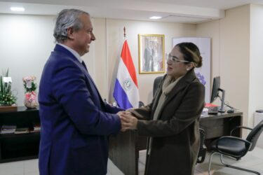 La Ministra se reúne con el Embajador de Hungría para fortalecer oportunidades educativas